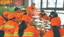 环卫工免费吃瓜,环卫工人免费享瓜，传递城市温情